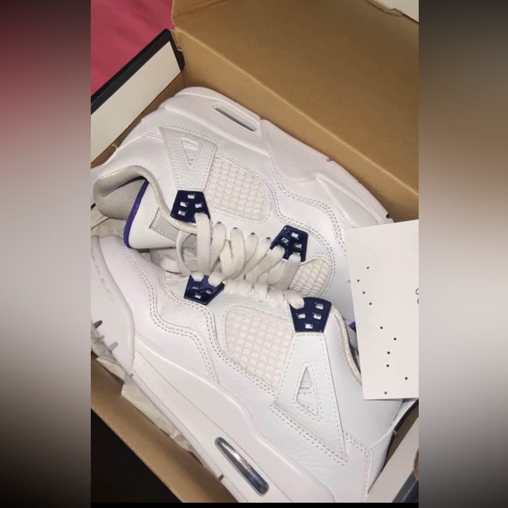 Jordan 4 Retro Metallic Purple/ White. UNISEX! Size: 4.5Y